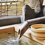 温泉水 (保湿成分)